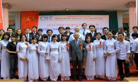 Cao đẳng Ngoại ngữ - Công nghệ Việt Nhật xét tuyển nguyện vọng bổ sung năm học 2014-2015 - 3 Niềm vui của sinh viên
CNC ngày nhận bằng Tốt nghiệp