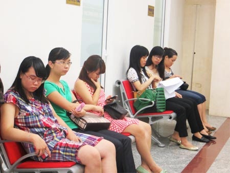 Vì sao nên khám sức khỏe định kỳ cho người lao động? - 4 CBNV Công ty cổ phần
Tài Chính Điện Lực khám sức khỏe định kỳ tại bệnh viện Ung Bướu Hưng Việt