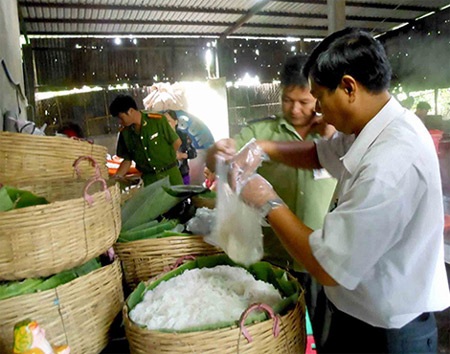 Phát hiện 2 mẫu bún có hóa chất tẩy trắng - 1 Đoàn kiểm tra liên ngành tỉnh An Giang lấy mẫu bún đi kiểm nghiệm