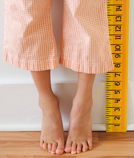 Tự ý dùng thuốc làm tăng chiều cao - Nguy hiểm cận kề - 1 Chiều cao phụ thuộc vào gen, dinh dưỡng, tập luyện chứ thuốc không đóng vai trò quyết định.