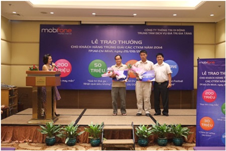 Mobifone: Nhiều khách hàng trúng giải các chương trình khuyến mại dịch vụ giá trị gia tăng 2014 - 2 Trao giải cho khách hàng trúng thưởng trong chương trình