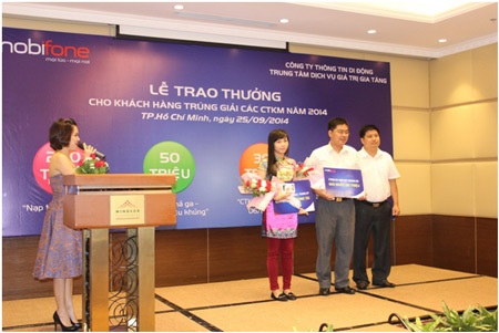 Mobifone: Nhiều khách hàng trúng giải các chương trình khuyến mại dịch vụ giá trị gia tăng 2014 - 3 Trao giải cho khách hàng trúng thưởng trong chương trình