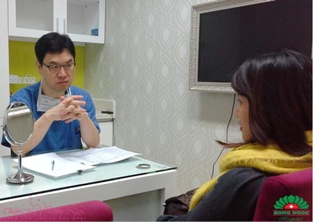 Bác
sĩ Hàn Quốc khám và tư vấn nâng ngực