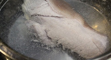 Cho thêm nước lạnh khi đang luộc thịt hoặc hầm xương