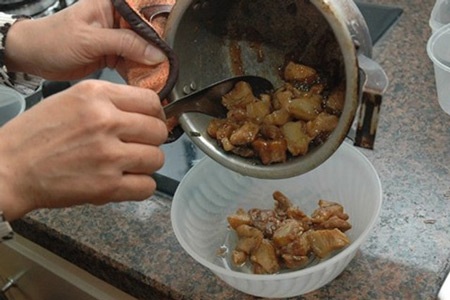 Chế biến quá nhiều thịt trong chiếc nồi nhỏ