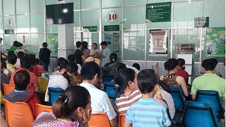 Phụ huynh ùn ùn đưa con đi tiêm ngừa, vắc-xin “cháy hàng” - 1 Tại Viện Pasteur TP.HCM, lượng phụ huynh bế con đi chích ngừa lúc nào cũng đông. Ảnh: Thanh Huyền.