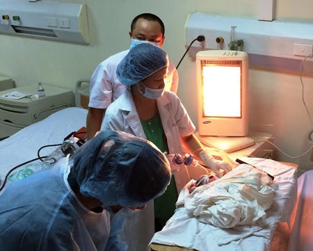 Lần đầu tiên sinh mổ thành công tại… Viện Huyết học & Truyền máu TƯ - 2 Lần đầu tiên sinh mổ thành công tại bệnh viện… Huyết học & Truyền máu TƯ
