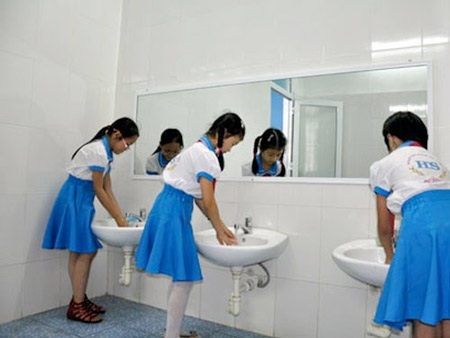 “Nóng” với chuyện học sinh nhịn tiểu ở trường - 1 Nhà vệ sinh trong một trường học