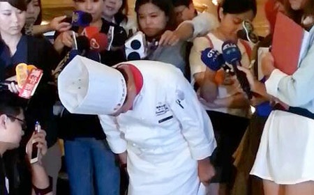 Vụ scandal dầu ăn “bẩn” Đài Loan: Dầu “bẩn” được mua tại Việt Nam - 1 Một đầu bếp ở Đài Loan xin lỗi người dùng vì đã dùng dầu ăn bẩn của Cheng I Food