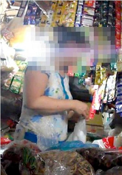 Sự thật đáng sợ về “thần dược” bảo quản hoa quả - 1 Chị H - chủ một cửa hàng ở chợ Bưởi, Hoàng Hoa Thám, Hà Nội
đang lấy hoá chất bảo quản hoa quả.