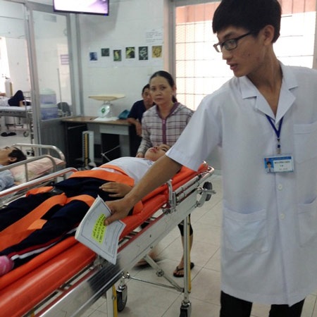 Bác sĩ tiến hành kiểm tra sức khỏe cho học sinh