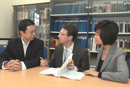 Cao học Quản lý Công Việt-Bỉ: 17 năm đào tạo nhân sự chất lượng cao - 1 Học viên Cao học Việt – Bỉ thảo luận cùng
thầy giáo người Bỉ