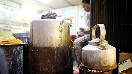 Bếp than tổ ong là một nguồn gây ô nhiễm không
khí trong nhà khá phổ biến ở Việt Nam. Ảnh: Như Ý