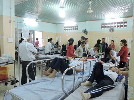 34 học sinh nhập viện khẩn cấp sau khi ăn sáng tại trường - 1 Học sinh khi được
cấp cứu tại bệnh viện