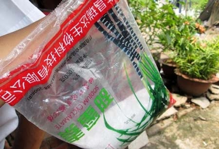 TPHCM: Phát hiện phụ gia gây ung thư tại cơ sở chà bông bẩn - 1 Bịch chứa chất phụ gia độc hại đã sử dụng gần hết.