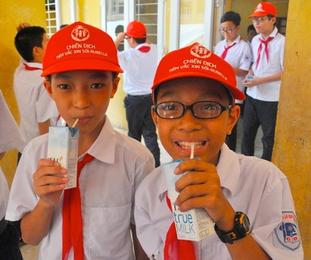 Học sinh được uống sữa trong tiêm chủng - 1 Học sinh được uống sữa trong tiêm chủng