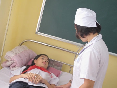 Học sinh được uống sữa trong tiêm chủng - 3 Do tiêm vắc xin là đưa kháng sinh lạ vào cơ thể khiến các em
dễ mệt mỏi, lo sợ trước các mũi tiêm.