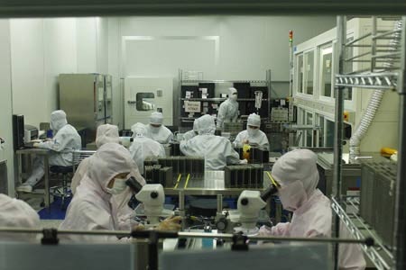 Ù tai, ngất xỉu vì... test điện thoại - 1 Lao động có thể mắc hàng trăm chứng bệnh từ ngành công nghiệp chế tạo điện tử.