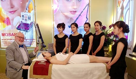 Để cái tuổi chẳng đuổi xuân đi - 2 Ts.Bs. Robert Glen Calderhead điều trị cho khách hàng tại TMQT Bally