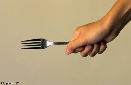 Những đồ vật “kỳ dị” được lấy ra từ cơ thể người - 8 Dĩa