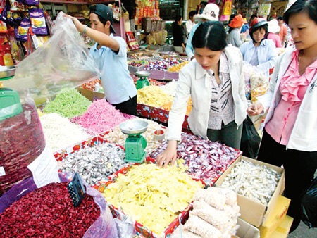 Mứt tết: chọn xấu màu không lo xấu bụng - 1 Mua mà hồi hộp. Ảnh: Hồng Thái