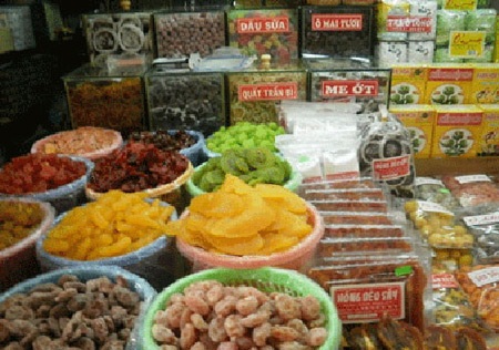 Cẩn thận khi mua trái cây khô - 2 Trái cây khô Trung Quốc được bán tràn lan ở chợ