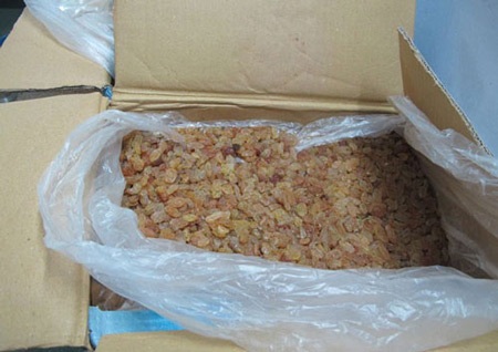 Cẩn thận khi mua trái cây khô - 1 Nho khô nhập lậu được đóng trong các thùng carton và bảo quản rất sơ sài
