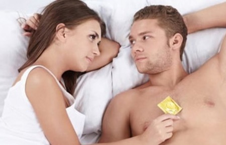 Vì sao sử dụng bao cao su vẫn mang thai ? - 1 Sử dụng bao cao su không đơn giản chỉ xé bao mà còn phải mang vào đúng thời điểm. Ảnh minh họa