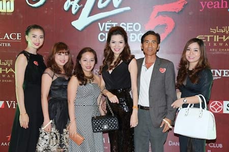 Hoa hậu Bùi Thị Hà tậu xế mới sau đấu giá Vết sẹo cuộc đời - 1 Hoa hậu Bùi Thị Hà cùng phu quân và giađình tạisự kiện Vết sẹo cuộcđời...