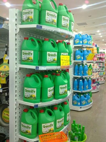 Hiểu biết là cách tốt nhất để bảo vệ sức khỏe - 3 Nước rửa chén Greenlife được bày bán ở các siêu thị lớn