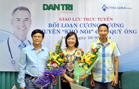 Chuyên gia giải đáp chuyện “khó nói” của quý ông - 1 Nhà báo Cấn Mạnh Cường, Phó tổng thư ký tòa soạn báo Dân trí tặng hoa cho khách mời