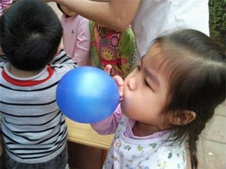 Thận trọng khi cho trẻ chơi bóng bay