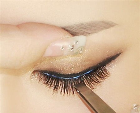 Uốn lông mi: Làm đẹp hay làm hại mắt?