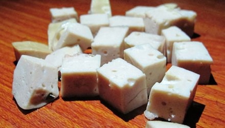 Giò phát sáng, chuyên gia hóa học nói gì? - 1 Mẫu giò lụa tự nhiên phát sáng trong đêm được cơ quan chức năng thu giữ