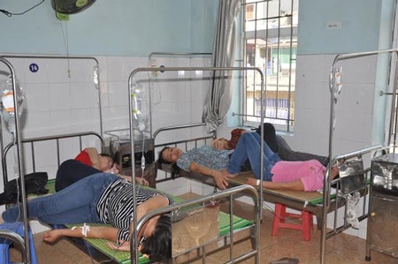Thái Bình: Ngộ độc sau bữa ăn, hàng trăm công nhân nhập viện - 1 Công nhân bị ngộ độc đang được điều trị tại bệnh viện đa khoa Lâm Hoa (Ảnh chụp sáng 2.6).