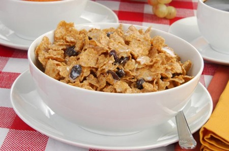 Vừa ăn vừa uống, trẻ dễ bị thừa vitamin và muối khoáng