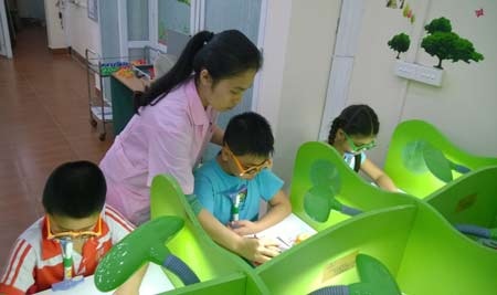 Trẻ đang được hướng dẫn tập mắt tại Bệnh viện Đa khoa Tràng An 