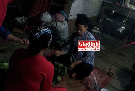 Bà Trương “thày mo” (phải) đang niệm chú chữa bệnh. Ảnh TG 