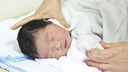 Làm gì khi trẻ bị nghẹt mũi - 1 Dùng nước muối sinh lý để vệ sinh mũi cho trẻ.