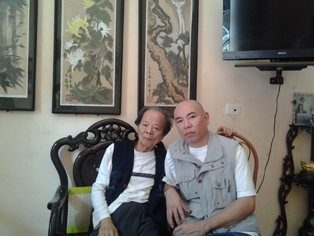 Nhà thơ Phạm Ngọc Cảnh (bên trái) tại nhà riêng tác giả bài viết