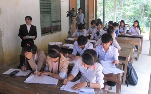 Tiếng lành đồn xa, nhiều gia đình đưa con, đưa cháu đến nhờ ông Dũng giúp đỡ trong việc học tập