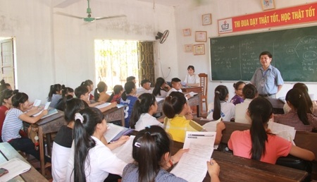 Thầy và trò Trường THPT Nguyễn Huệ (huyện Kỳ Anh, Hà Tĩnh) trong giờ ôn luyện môn Hóa học