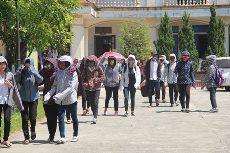 Thầy và trò Trường THPT Nguyễn Huệ (huyện Kỳ Anh, Hà Tĩnh) trong giờ ôn luyện môn Hóa học