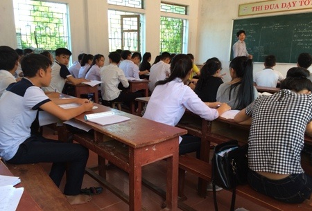 Thầy và trò Trường THPT Nguyễn Huệ (huyện Kỳ Anh, Hà Tĩnh) trong giờ ôn luyện môn Hóa học