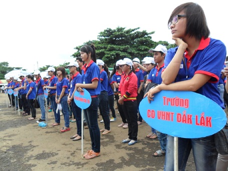 Công bố đường dây nóng tiếp sức sĩ tử Tây Nguyên - 2 Lễ ra quân Tiếp sức mùa thi năm 2012 tại Đắk Lắk cho sĩ về dự thi tại trường ĐH Tây Nguyên.