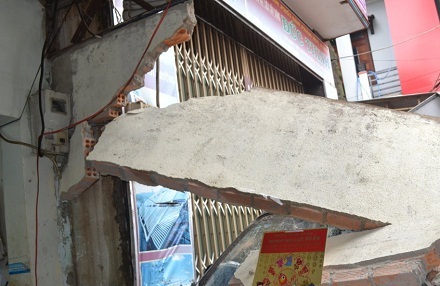 Ngổn ngang các khối bê tông.