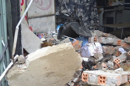 Tường do xe ô tô tông vào bị đổ sập kinh hoàng.