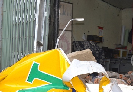 Ngổn ngang các khối bê tông.