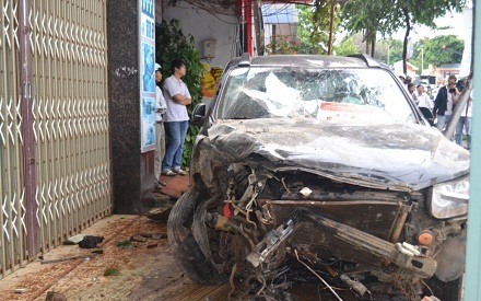 Xe tô tô nát bét.