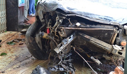 Xe tô tô nát bét.